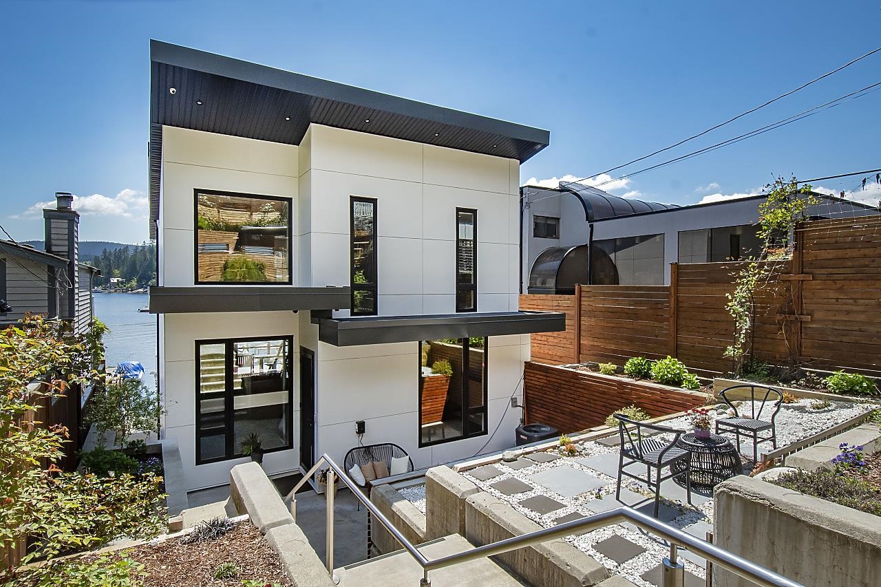2552 Panorama Rd North Vancouver 2