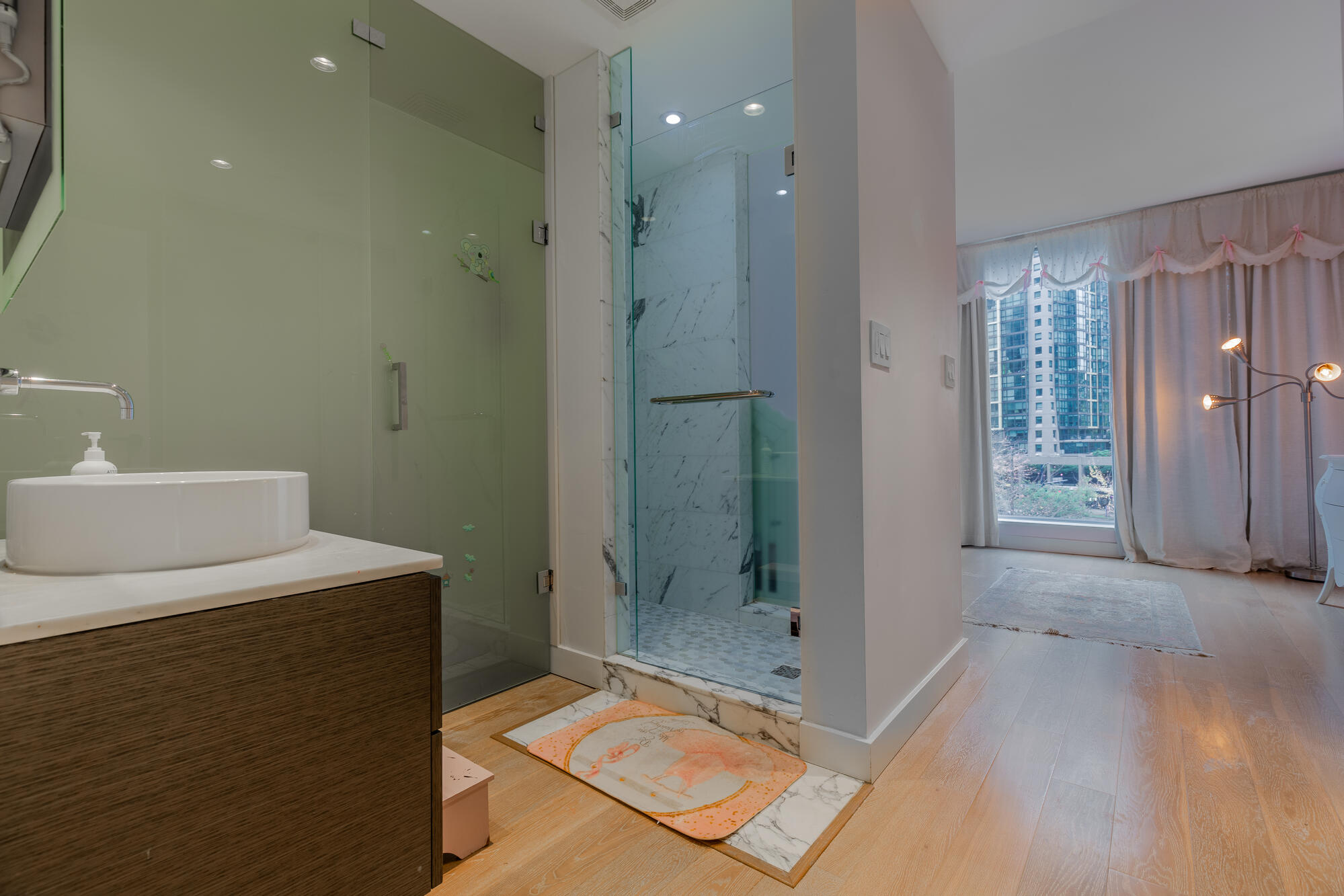 1409 W Pender Place 4