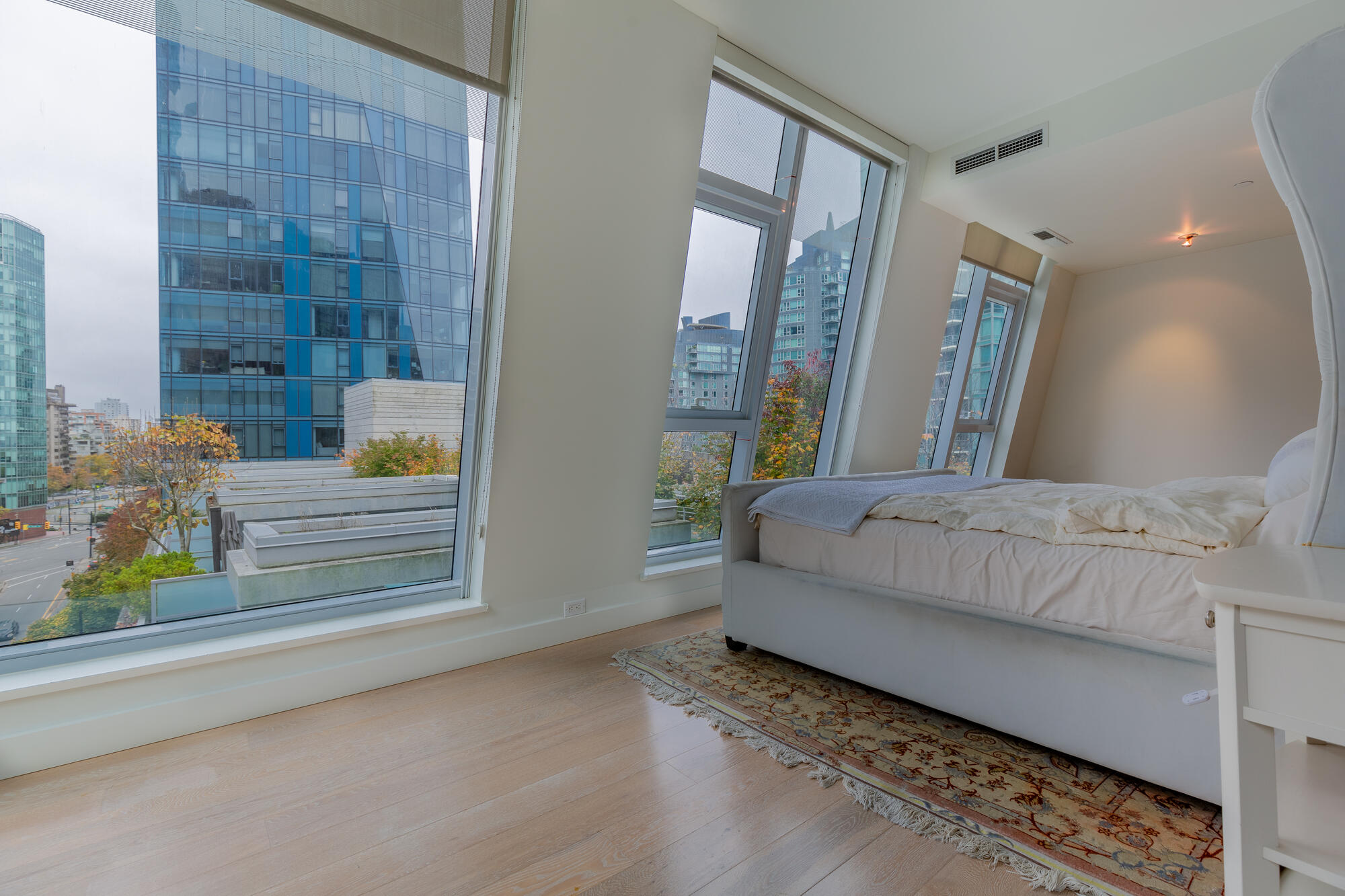 1409 W Pender Place 6