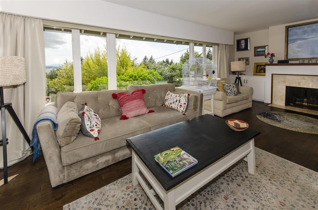 1215 ottaburn drive west vancouver 4